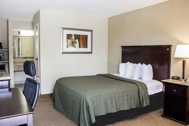غرفة بسرير كوين، Quality Inn & Suites Wilson I-95 1/3