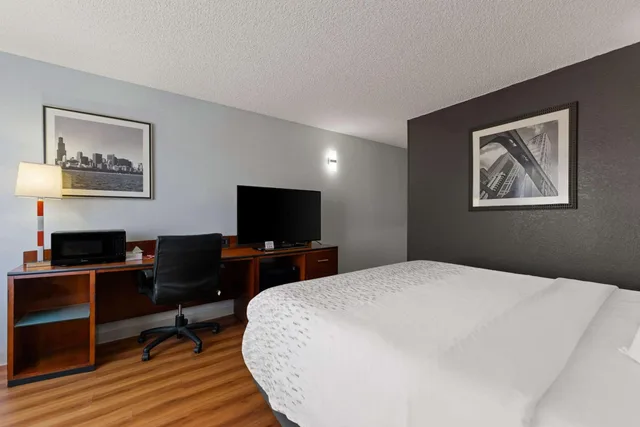 Exterior, King Bed, Accessible, Econo Lodge Rockford Casino Area 1/4