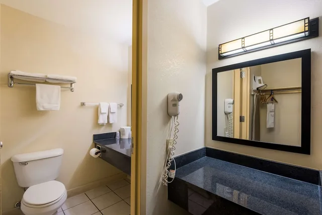 غرفة قياسية بسرير كينج بإطلالة على الفناء بشرفة، Best Western Prairie Inn & Conference Center 4/4