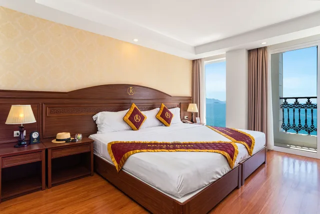 غرفة تنفيذية بإطلالة على البحر بشرفة، Regalia Hotel 2/4