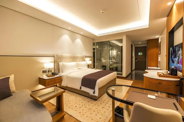 غرفة ملكية كلوب، The Leela Bhartiya City Bengaluru 3/3