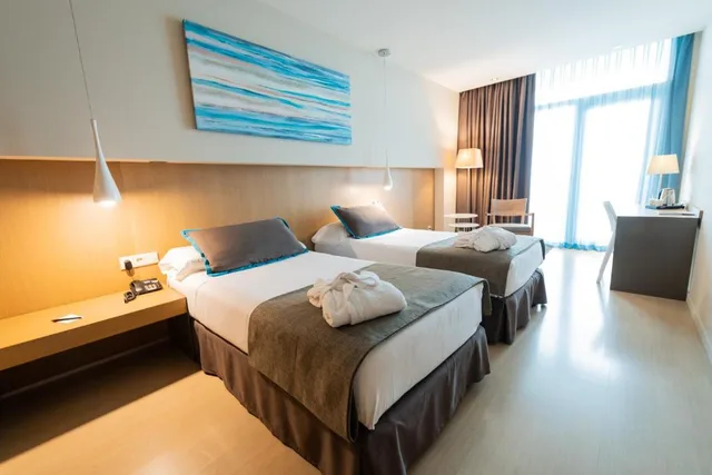 غرفة بسرير مزدوج أو سريرين منفصلين بإطلالة، Atenea Port Mataro Hotel 2/2