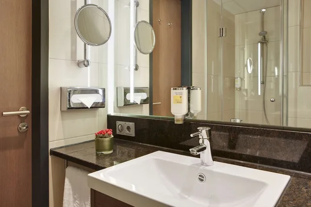 Superior, Double Bed, INTERCITYHOTEL DARMSTADT 2/2