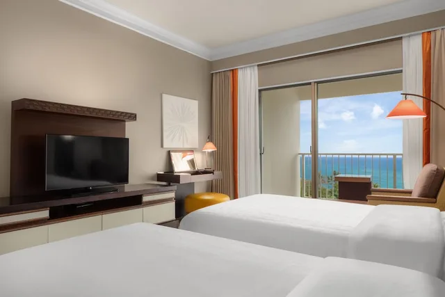 غرفة بسريرين منفصلين بإطلالة على البحر، RIHGA Royal Laguna Guam Resort 2/5