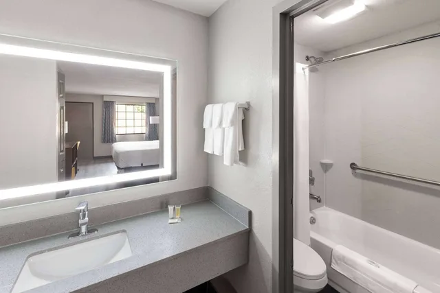 غرفة بسرير كينج لذوي الإعاقة، Days Inn & Suites By Wyndham Vicksburg 2/3