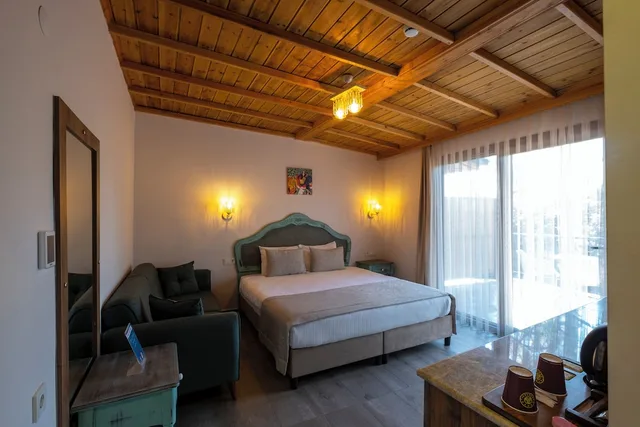غرفة كومفورت بسرير كوين بإطلالة على النهر مع أريكة، Villa Marine Apart Hotel 7/9