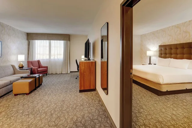 جناح بسرير كينج بغرفتين مع أريكة في طابق مرتفع، Drury Plaza Hotel Columbus Downtown 4/6