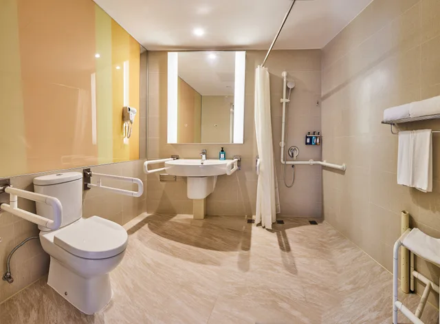 1 Bedroom, Suite, Queen Bed, Accessible, Holiday Inn Express Shanghai Zhenping 2/2