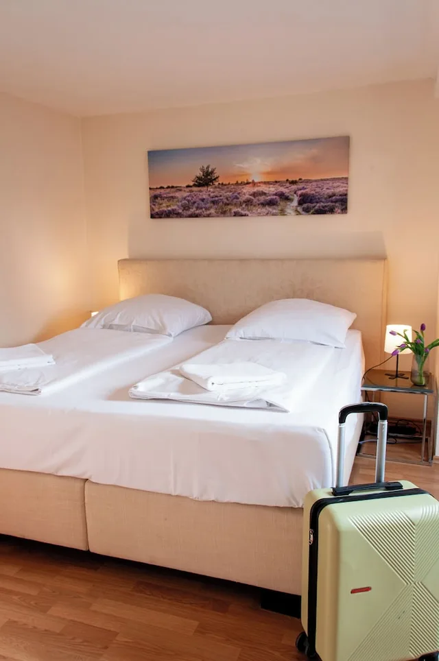 غرفة عائلية رباعية بسرير كينج وسريرين منفصلين، Fair Hotel Villa Diana Westend 2/8