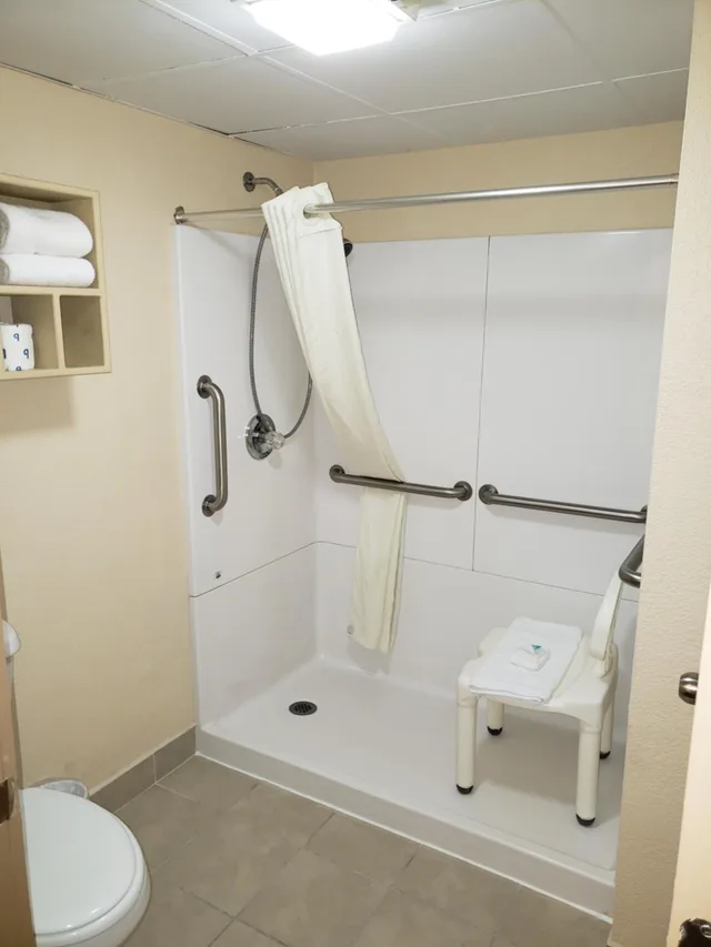 Room, King Bed, Gazebo Inn 3/5