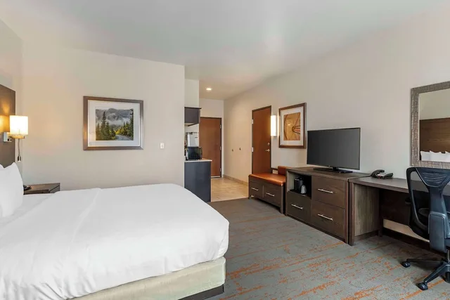 غرفة بسرير كينج لغير المدخنين لذوي الإعاقة، Comfort Inn and Suites Brighton Denver NE Medical Center 3/8