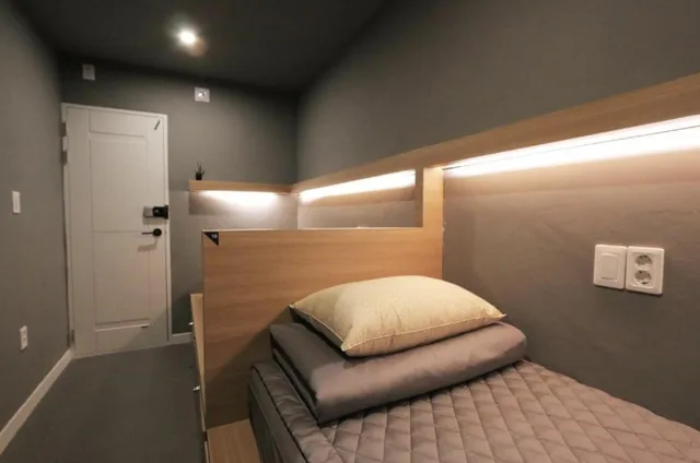 غرفة قياسية بسريرين منفصلين بحمام مشترك، Blueboat Hostel Jeonju 3/6