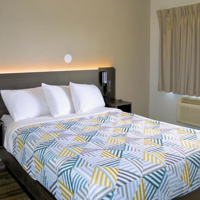 غرفة بسرير كوين لغير المدخنين، Motel6 Reno, NV - Livestock 1/7