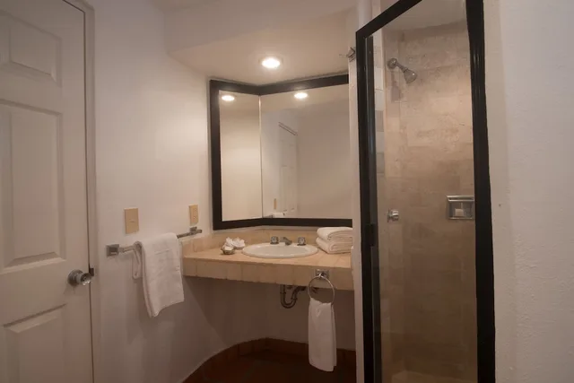 شقة بسرير كوين وسريرين منفصلين بإطلالة على المدينة بغرفتي نوم مع أريكة، One Beach Street Puerto Vallarta 4/4