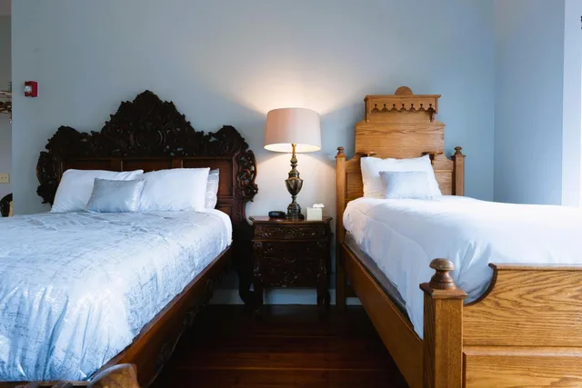Rustic, Deluxe, 2 Queen Beds, Oak Tree Hotel 8/10
