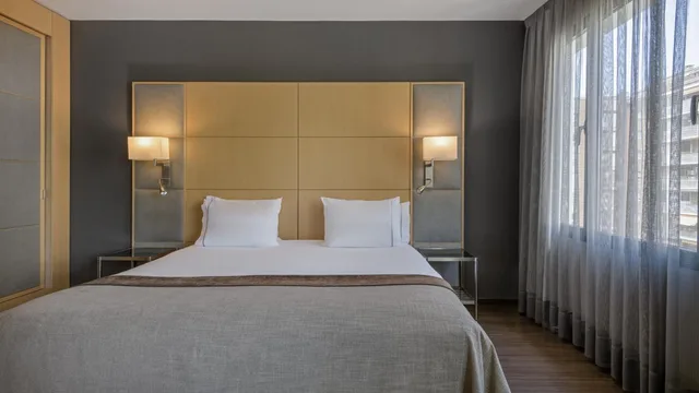 Standard, King Bed, Street View، Ac Hotel Victoria Suites 2/7