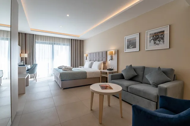جناح جونيور بشرفة مع أريكة، Maritim Antonine Hotel and Spa Malta 9/10