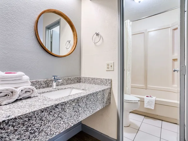 غرفة بزنس بسرير كينج، Dallas Love Field Inn 5/5