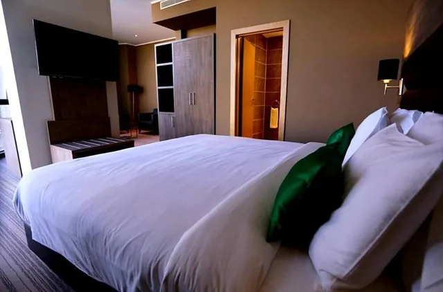 غرفة رباعية بسرير مزدوج وسريرين منفصلين، Le Zenith Hotel Oran 1/7