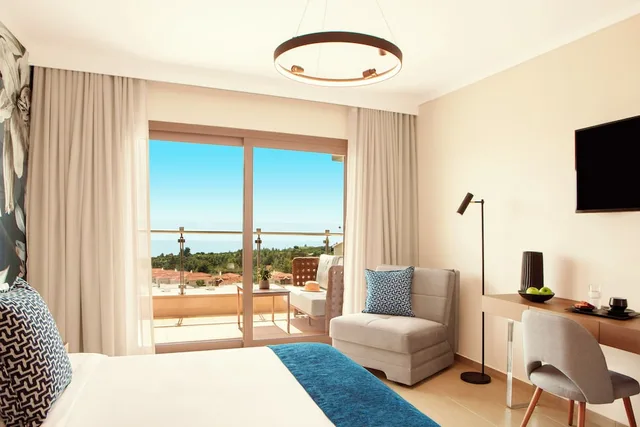 غرفة ديلوكس بسرير مزدوج بإطلالة على البحر، Zeus Eleva Ajul, a Registry Collection Hotel 2/3