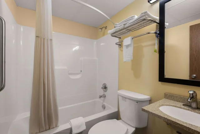 جناح بسرير كوين بمطبخ، Days Inn by Wyndham Newton - LA 5/5