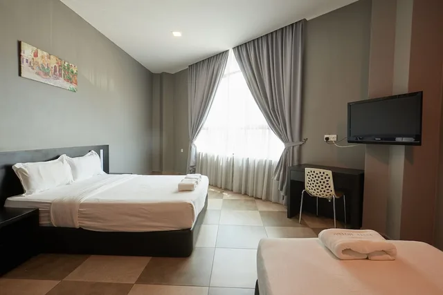 Superior, Family, 1 Queen and 1 Single Bed, Elite Hotel Muar 5/8