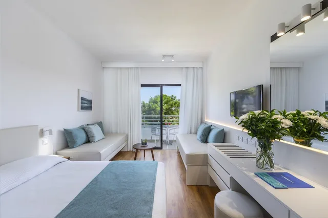 غرفة بسريرين منفصلين مع أريكة، Louis Phaethon Beach 8/10