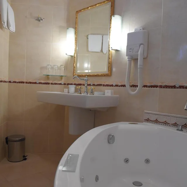 جناح ملكي، Hotel Leopold I 5/5
