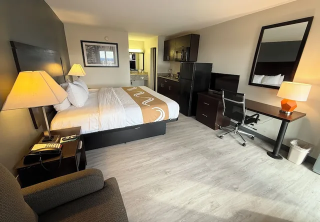 غرفة تنفيذية بسرير كينج، Quality Inn and Suites Baton Rouge West Port Allen 3/8