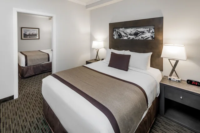 جناح بسرير كينج بجاكوزي، Ramada Revelstoke 3/8
