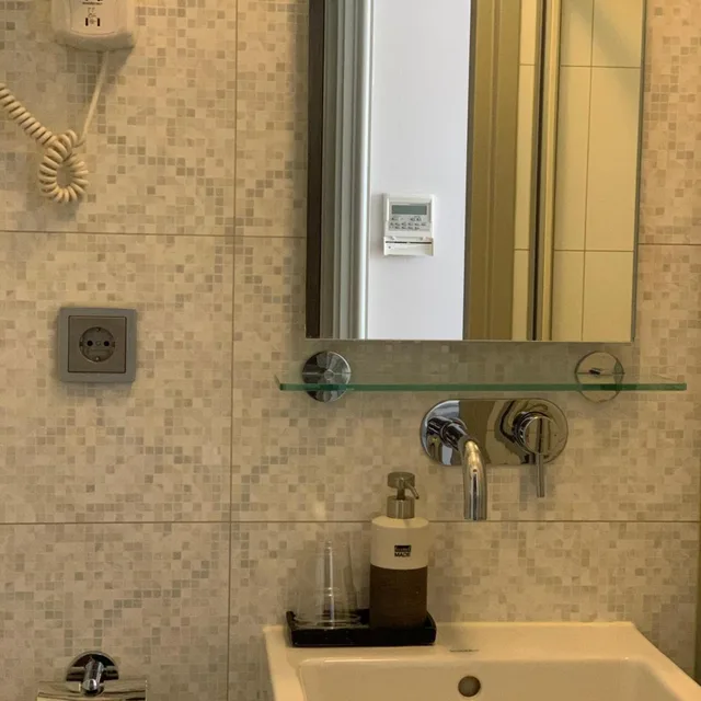 غرفة ثلاثية، Hotel Clemens 4/4