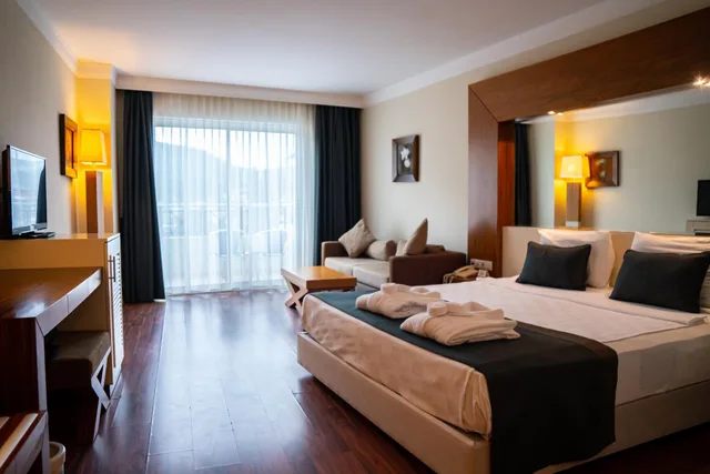 غرفة بسرير مزدوج أو سريرين منفصلين بإطلالة على المسبح، Meder Resort 1/10