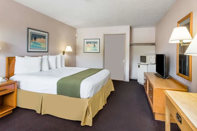 غرفة بسرير كينج لذوي الإعاقة، Days Inn By Wyndham Bedford 2/4