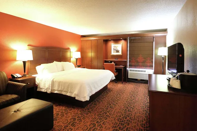 غرفة بسرير كينج بجاكوزي، Hampton Inn Columbus South 3/4
