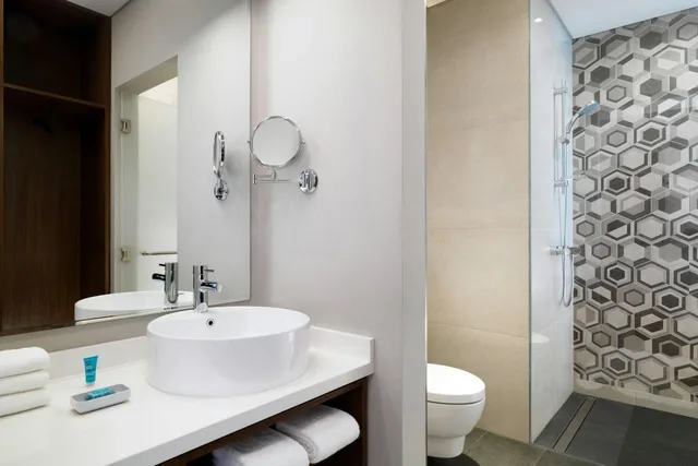 Aloft, Guest Room, Superior, King Bed, Pool View, High Floor, Aloft Me'aisam Dubai 2/2