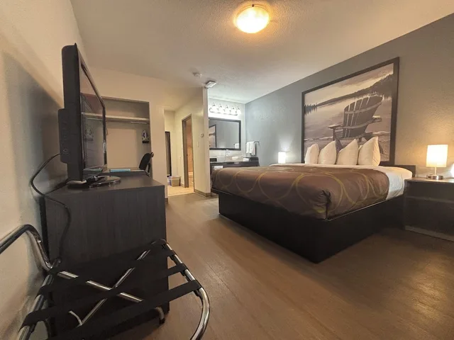 غرفة بسرير كينج يُسمح فيها بالحيوانات الأليفة بمطبخ صغير، Super 8 by Wyndham Macleod Trail Calgary 2/4