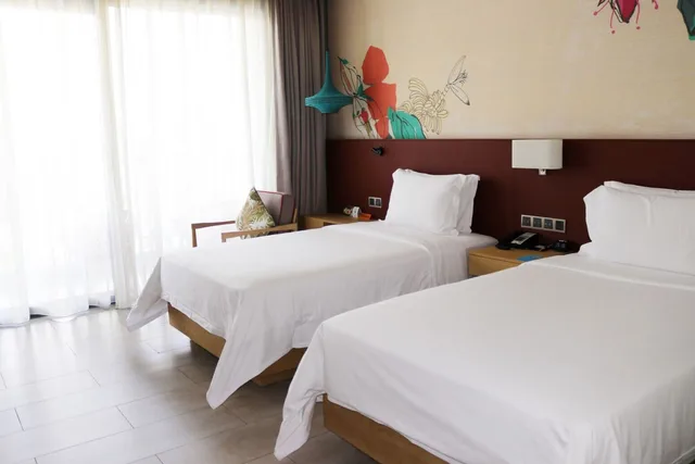 غرفة بسريرين منفصلين بإطلالة على البحر بشرفة في طابق مرتفع، Hilton Garden Inn Sanya 2/5