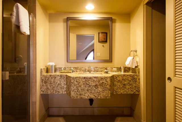 جناح عائلي، Ventana Canyon Club and Lodge 8/9