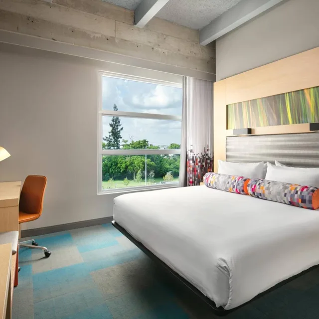 Splash, Guest Room, King Bed, Pool View، ALOFT MIAMI AIRPORT 1/5