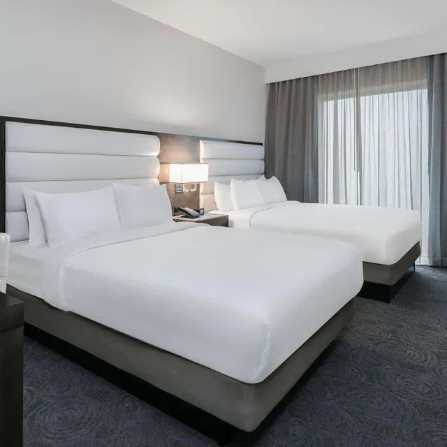 جناح بسريرين كوين بغرفتين مع أريكة لذوي الإعاقة، Embassy Suites By Hilton Houston West - Katy 1/7