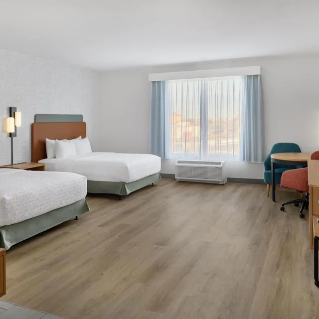 غرفة بسرير كينج وسريرين كوين بحوض استحمام لذوي الإعاقة، Hampton Inn Midland West 1/4