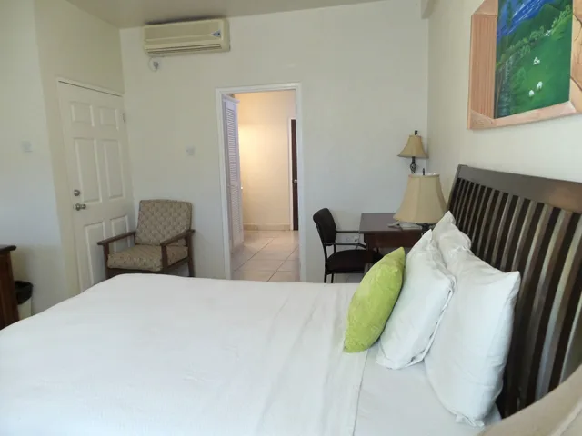 غرفة قياسية بسرير كوين، Grooms Beach Villa And Resort 1/4
