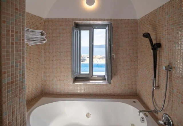 Suite, King Bed, Caldera View, Sofa, Hot Tub، IKIES Santorini 8/10