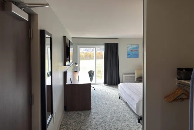 غرفة بسرير كينج لذوي الإعاقة، Wingate by Wyndham Geneva at SPIRE Academy 8/10