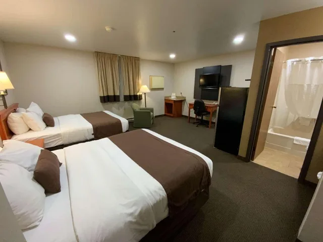 2 Queen Beds - Mobil Access RI Shr Nsmk Ktchn، Studio6 Minot, ND 3/5