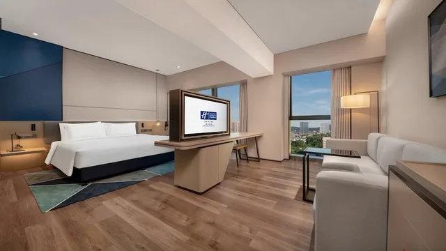 Standard, King Bed, Extra Floor Space، Holiday Inn Express Shenzhen Longhua 3/10