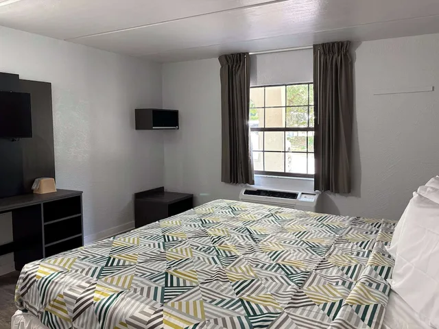 غرفة قياسية بسرير كينج بمطبخ للمدخنين، Studio6 Tallahassee, FL – North Monroe 3/6
