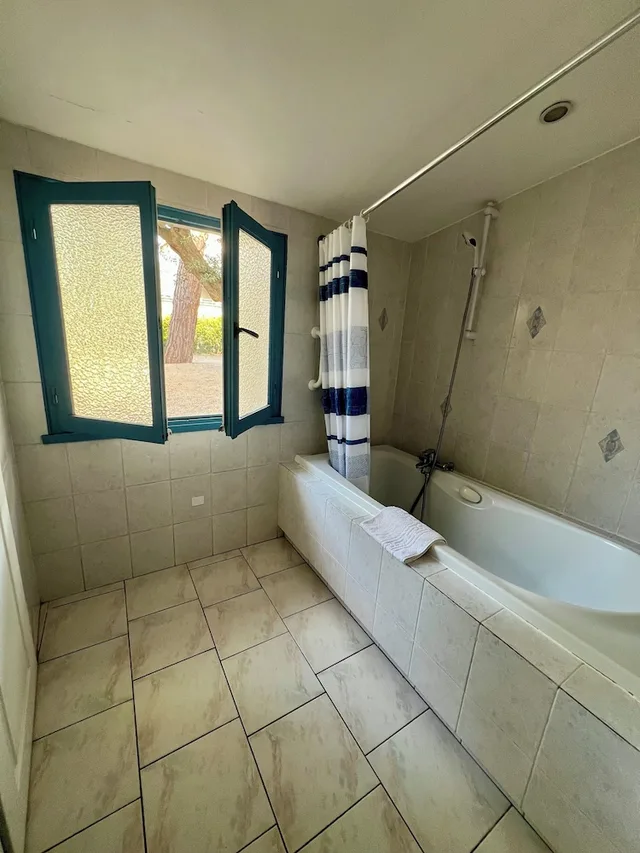Room, Triple, 1 Queen and 1 Single Bed, Garden Floor، Le Ponteil 7/7