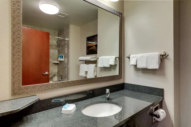 غرفة بسرير كينج، Drury Inn and Suites St Louis Arnold 4/4
