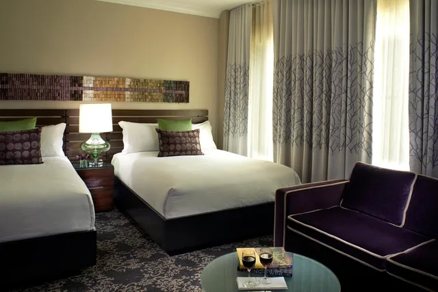 غرفة بريميوم بسريرين كوين بإطلالة، Kimpton Hotel Vintage Seattle 1/3